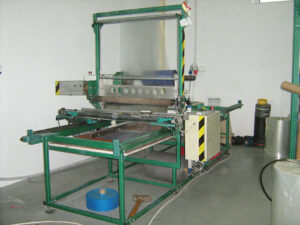 Automatic machine for cutting foil to the required length
